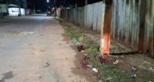 Amigos morrem após choque de moto contra poste em avenida de Epitaciolândia