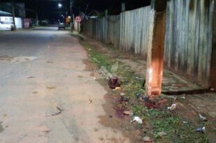 Amigos morrem após choque de moto contra poste em avenida de Epitaciolândia