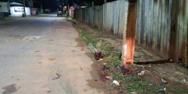 Amigos morrem após choque de moto contra poste em avenida de Epitaciolândia