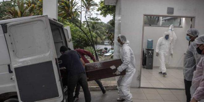 Mortes por covid-19 aumentam no mundo, revertendo declínio de 5 semanas, diz OMS