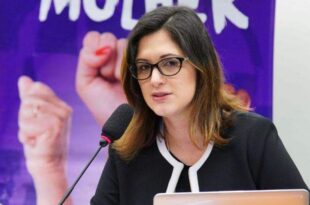"Agora é com o governo federal": Ministra Cristiane Britto quebra o protocolo em solenidade para ouvir as mães que perderam os bebês no PS