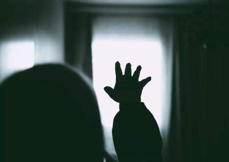 Menina de 11 anos, vítima de estupro, é impedida de fazer aborto legal em SC