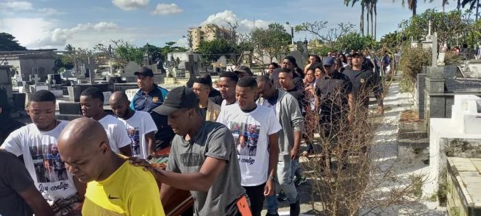 Segurança morto em roubo em shopping de luxo é enterrado; ‘freela’ pagaria R$ 180 2 Segurança morto em roubo em shopping de luxo é enterrado; ‘freela’ pagaria R$ 180
