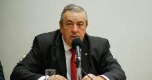 Comissão aprova isenção de tributo para celular comprado por aluno de extensão rural e da rede pública