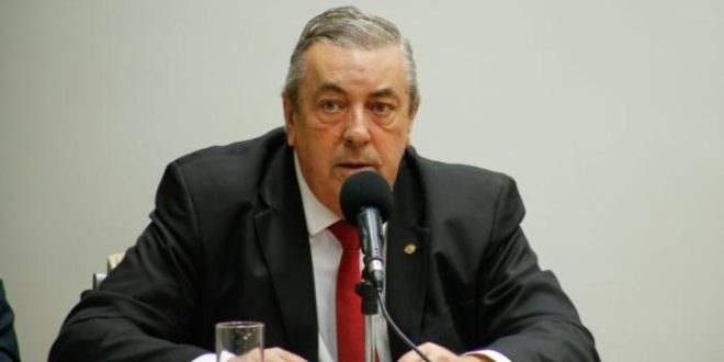Comissão aprova isenção de tributo para celular comprado por aluno de extensão rural e da rede pública