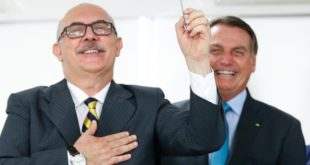 Bolsonaro diz que 'exagerou' sobre botar cara no fogo por Milton Ribeiro, mas critica prisão