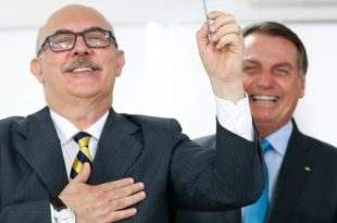 Bolsonaro diz que 'exagerou' sobre botar cara no fogo por Milton Ribeiro, mas critica prisão