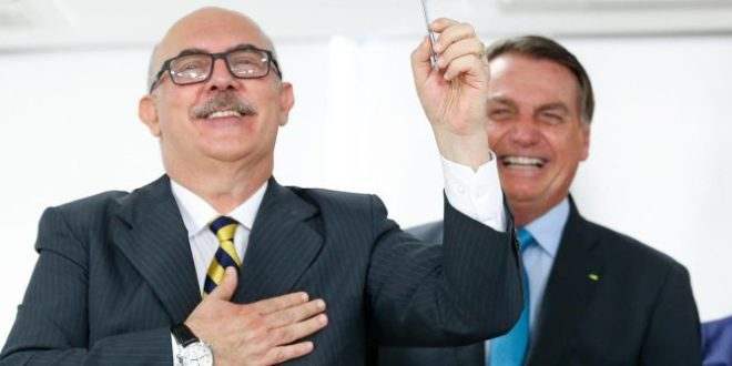 Bolsonaro diz que 'exagerou' sobre botar cara no fogo por Milton Ribeiro, mas critica prisão