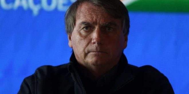Bolsonaro tenta se blindar e dá poder à AGU para opinar sobre auxílios