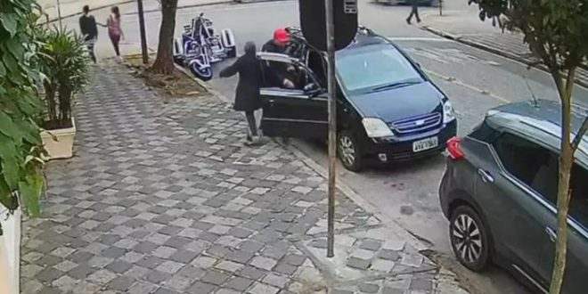 Carro é roubado com criança e idosa dentro em Curitiba