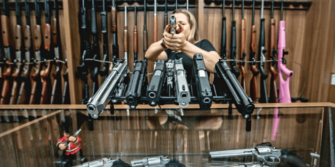 Sob governo Bolsonaro, licenças de armas de fogo disparam e crescem 473%