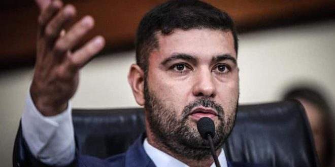 Sob protestos Nicolau Júnior empurra depoimento das mães que perderam bebês para a Ordem do Dia