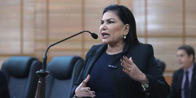 Antonia Sales critica obra da pista do aeroporto de Marechal Thaumaturgo “De péssima qualidade”