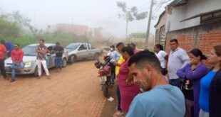 Mais de 100 famílias que ocupam área na Defesa Civil e estão sob ameaça de despejo, fazem manifestação nesta segunda-feira