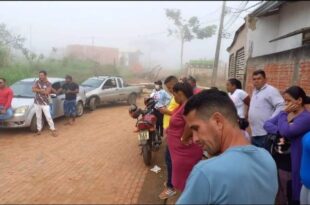 Mais de 100 famílias que ocupam área na Defesa Civil e estão sob ameaça de despejo, fazem manifestação nesta segunda-feira