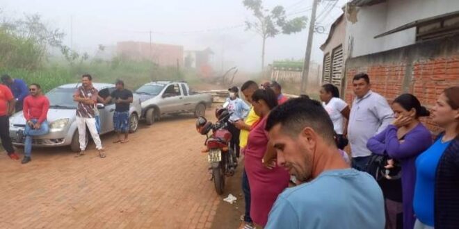 Mais de 100 famílias que ocupam área na Defesa Civil e estão sob ameaça de despejo, fazem manifestação nesta segunda-feira