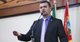 Deputado Cadmiel homenageia eleitos da AME, agradece por convocação de bombeiros e pede mobília para escola erguida por indígenas