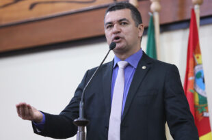 Deputado Cadmiel homenageia eleitos da AME, agradece por convocação de bombeiros e pede mobília para escola erguida por indígenas