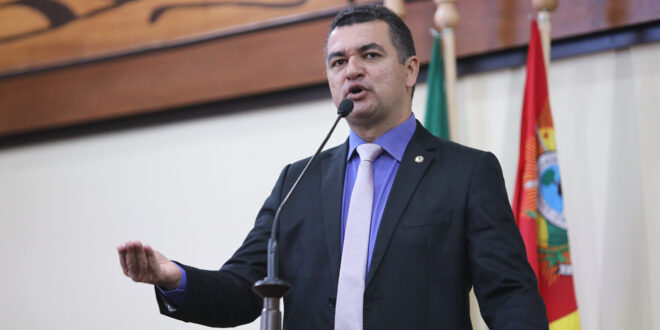 Deputado Cadmiel homenageia eleitos da AME, agradece por convocação de bombeiros e pede mobília para escola erguida por indígenas