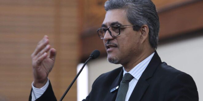 Se tivessem chegado três desembargadores a sessão teria sido suspensa para ouvi-los, diz Edvaldo em crítica a Nicolau que decidiu não receber as mães após o Pequeno Expediente
