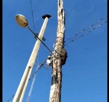 Postes velhos colocam em risco a população de Jordão. Veja o vídeo