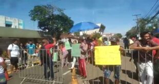 Ameaçados de despejo no bairro Defesa Civil interditam a rua da Casa Civil- vídeo