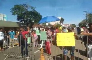 Ameaçados de despejo no bairro Defesa Civil interditam a rua da Casa Civil- vídeo
