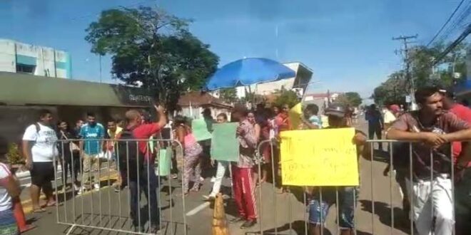 Ameaçados de despejo no bairro Defesa Civil interditam a rua da Casa Civil- vídeo
