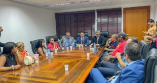 Famílias retiradas de área no Irineu Serra são recebidas na Aleac por deputados e Governo