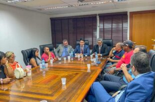 Famílias retiradas de área no Irineu Serra são recebidas na Aleac por deputados e Governo