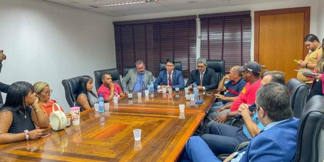 Famílias retiradas de área no Irineu Serra são recebidas na Aleac por deputados e Governo