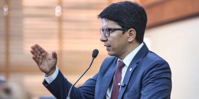 Após Governo dizer que não tem dipirona endovenosa para vender no Acre, Jenilson compra em farmácia local e doa ao Pronto Socorro