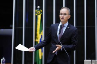 Leo de Brito apoia CPI do MEC: “relações diabólicas”