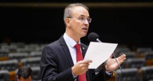 Leo de Brito denuncia caos na saúde pública do Acre na Câmara Federal