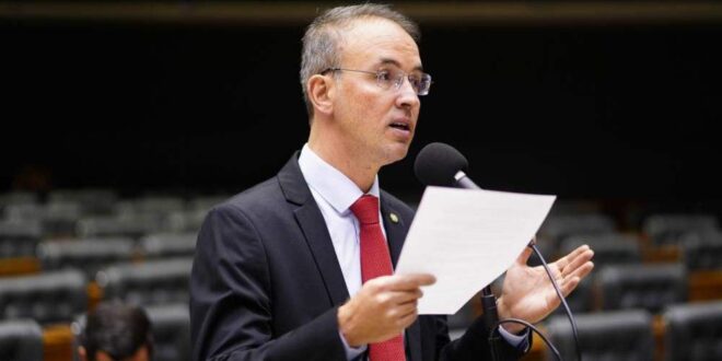 Leo de Brito denuncia caos na saúde pública do Acre na Câmara Federal