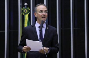 “Chega de desrespeito com a Amazônia”, diz Leo de Brito ao denunciar desmonte na Resex Chico Mendes