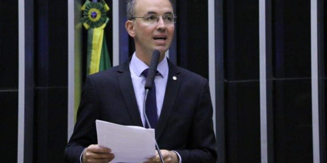 “Chega de desrespeito com a Amazônia”, diz Leo de Brito ao denunciar desmonte na Resex Chico Mendes