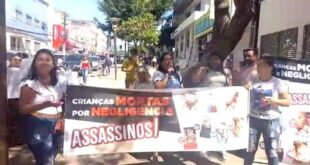 Mães de crianças que morreram por falta de tratamento adequado no PS fazem manifestação e adentram Sesacre. Vídeos