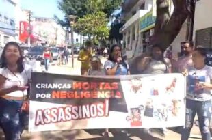 Mães de crianças que morreram por falta de tratamento adequado no PS fazem manifestação e adentram Sesacre. Vídeos