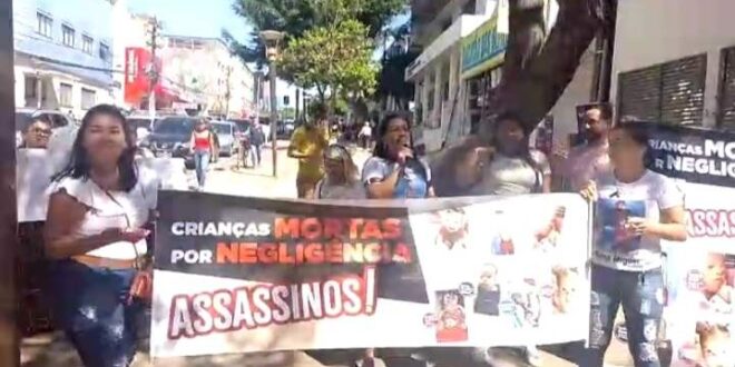Mães de crianças que morreram por falta de tratamento adequado no PS fazem manifestação e adentram Sesacre. Vídeos