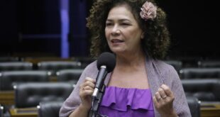 Deputada Perpétua entrega novo mamógrafo para Centro Oncológico do Acre