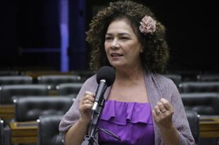 Deputada Perpétua entrega novo mamógrafo para Centro Oncológico do Acre