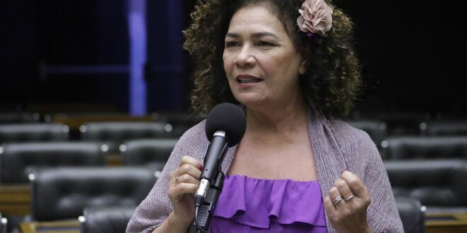Deputada Perpétua entrega novo mamógrafo para Centro Oncológico do Acre