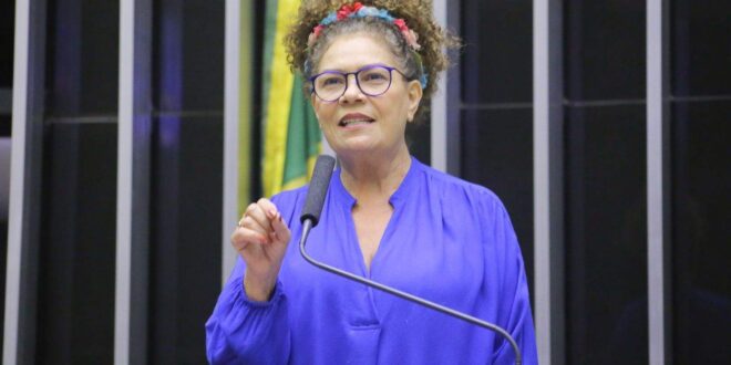 Perpétua apresenta projeto que acaba com rol taxativo da ANS