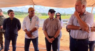 Em Santa Rosa, Petecão vistoria a primeira pista de concreto do Acre que está sendo construída pelo Exército