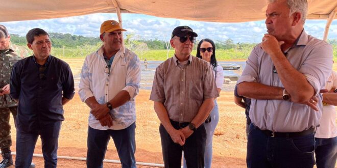 Em Santa Rosa, Petecão vistoria a primeira pista de concreto do Acre que está sendo construída pelo Exército