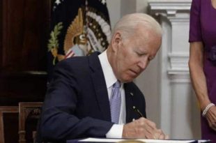 Biden sanciona Lei que restringe compra de armas de fogo. Mais de 200 tiroteios em massa foram registrados nos EUA neste 1º semestre