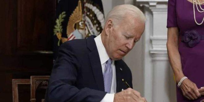 Biden sanciona Lei que restringe compra de armas de fogo. Mais de 200 tiroteios em massa foram registrados nos EUA neste 1º semestre