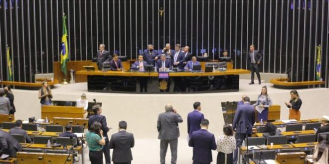 Câmara pode analisar medida provisória sobre o teletrabalho e projeto que muda a Lei Pelé