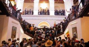 Caos no Sri Lanka: população invade palácio, obriga renúncia do 1º Ministro e presidente foge do país. Veja os vídeos